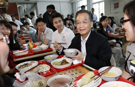 溫家寶總理與北大學生共進午餐